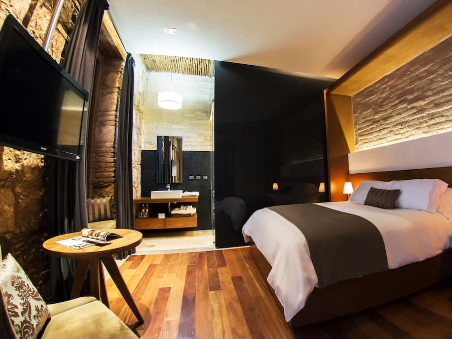 Suíte júnior | 1 quarto, roupas de cama premium, cofres nos quartos