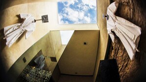 A room with a sloped ceiling, a skylight, and a view of the sky. - Casa Madero Hotel Boutique (Morelia)