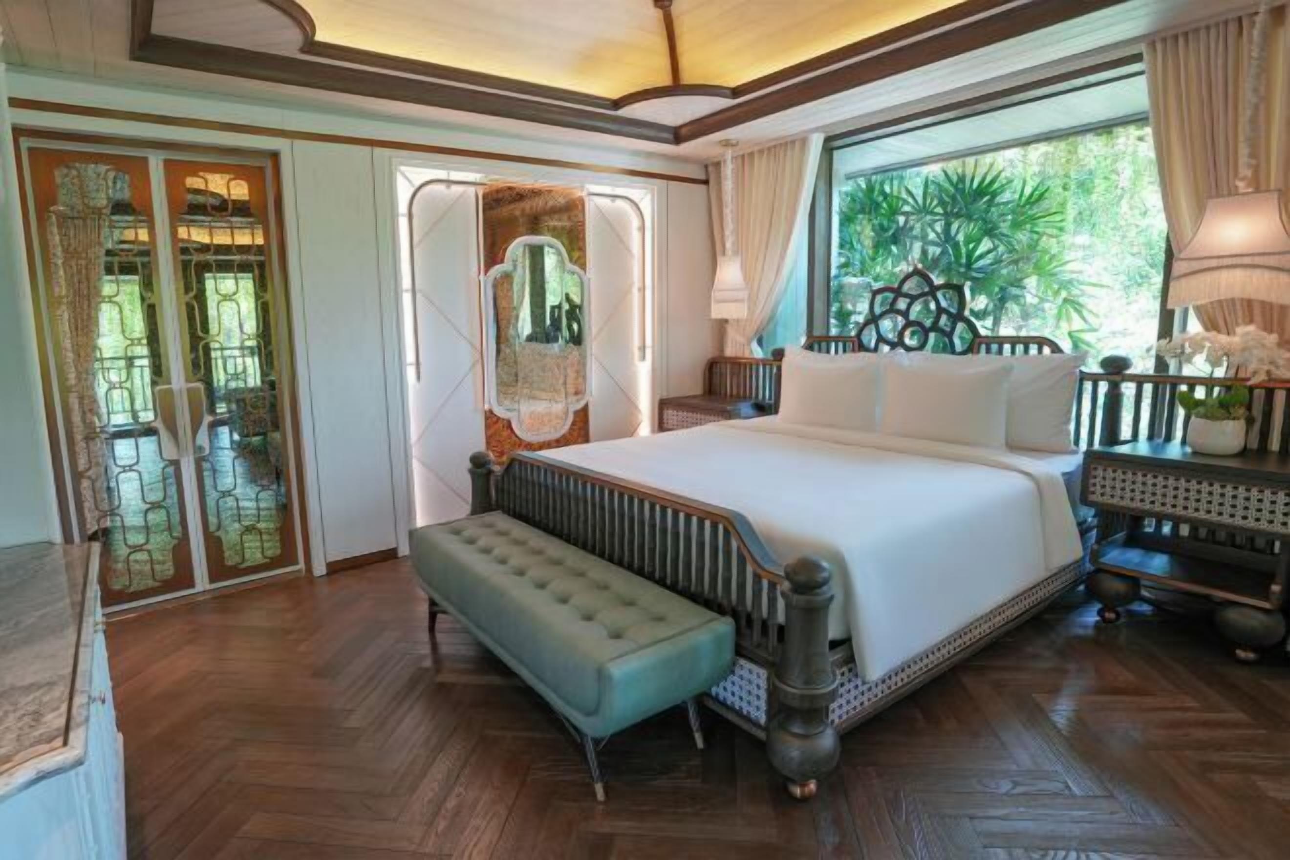 Ylelliset vuodevaatteet, untuvapeitot, minibaari, tallelokero huoneessa