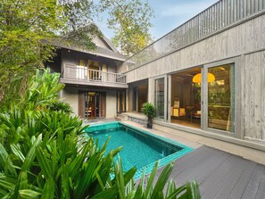 A modern house with a swimming pool, large windows, and a balcony. - An Lam Retreats Saigon River (Ho Chi Minh City)