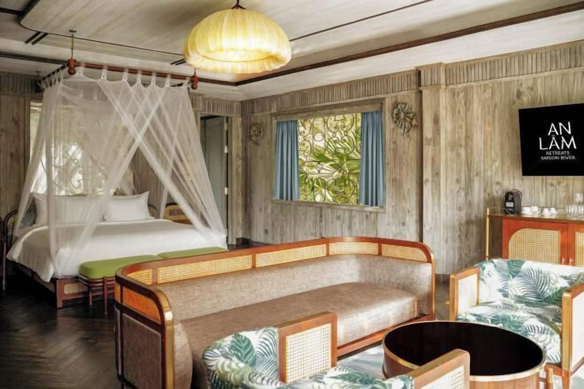 2 bedrooms, premium bedding, down comforters, minibar