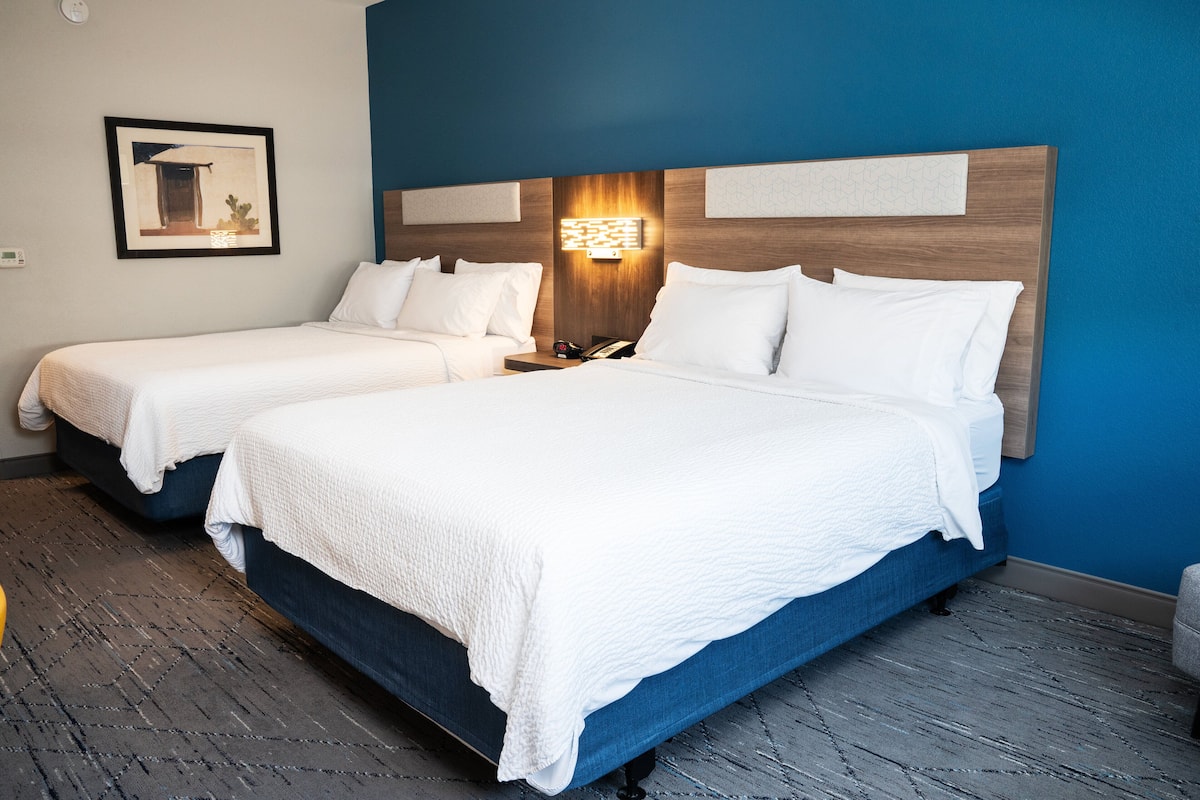 Ylelliset vuodevaatteet, pillowtop-patjalliset sängyt