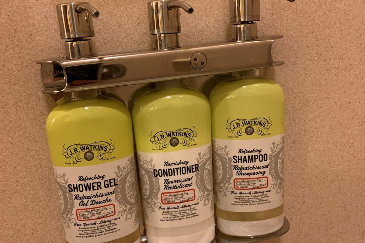 Ilmaiset hygieniatuotteet, hiustenkuivaaja, pyyhkeet, saippua