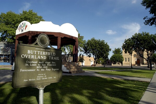 Marcador histórico de la Ruta Overland Butterfield, con una estructura de madera y cielo despejado al fondo.
