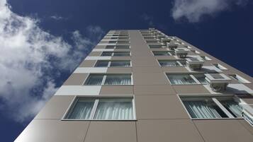 Vista frontal de la propiedad