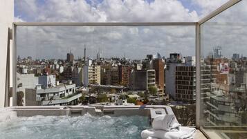 Tina de hidromasaje al aire libre