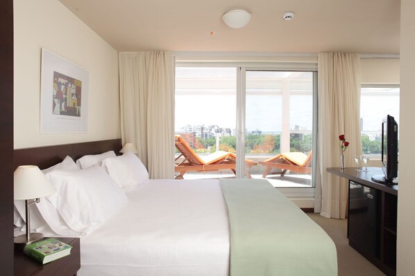 Egyptian cotton sheets, premium bedding, down duvets, minibar