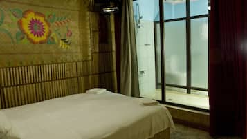Poolside room, 1 queen bed | Premium bedding, minibar, in-room safe, desk