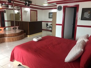 Habitación ejecutiva, 1 cama King size, vista a la alberca | Ropa de cama de alta calidad y minibar 