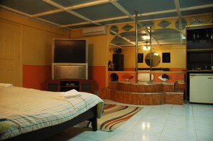 Poolside deluxe room, 1 queen bed | Premium bedding, minibar, in-room safe, desk