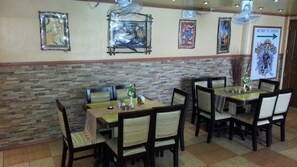 Breakfast, lunch, dinner served; international cuisine, pool views  - Kokomos Hotel & Restaurant (Angeles City)