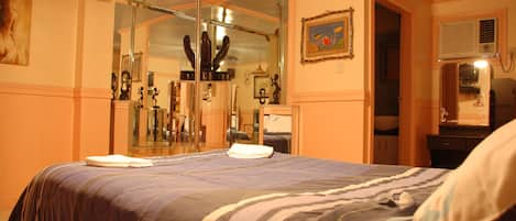 Habitación Deluxe, 1 cama Queen size, junto a la alberca | Ropa de cama de alta calidad y minibar