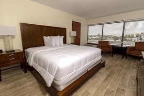 Habitación Deluxe, 1 cama de matrimonio grande | Escritorio, tabla de planchar con plancha, wifi gratis