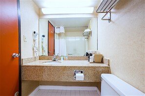 Combined shower/bathtub, hair dryer, towels - Katerina Hotel (Orlando)