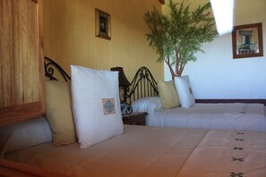 Klassieke kamer, 2 tweepersoonsbedden (Hortencias) | Luxe beddengoed, donsdekens, een kluis op de kamer