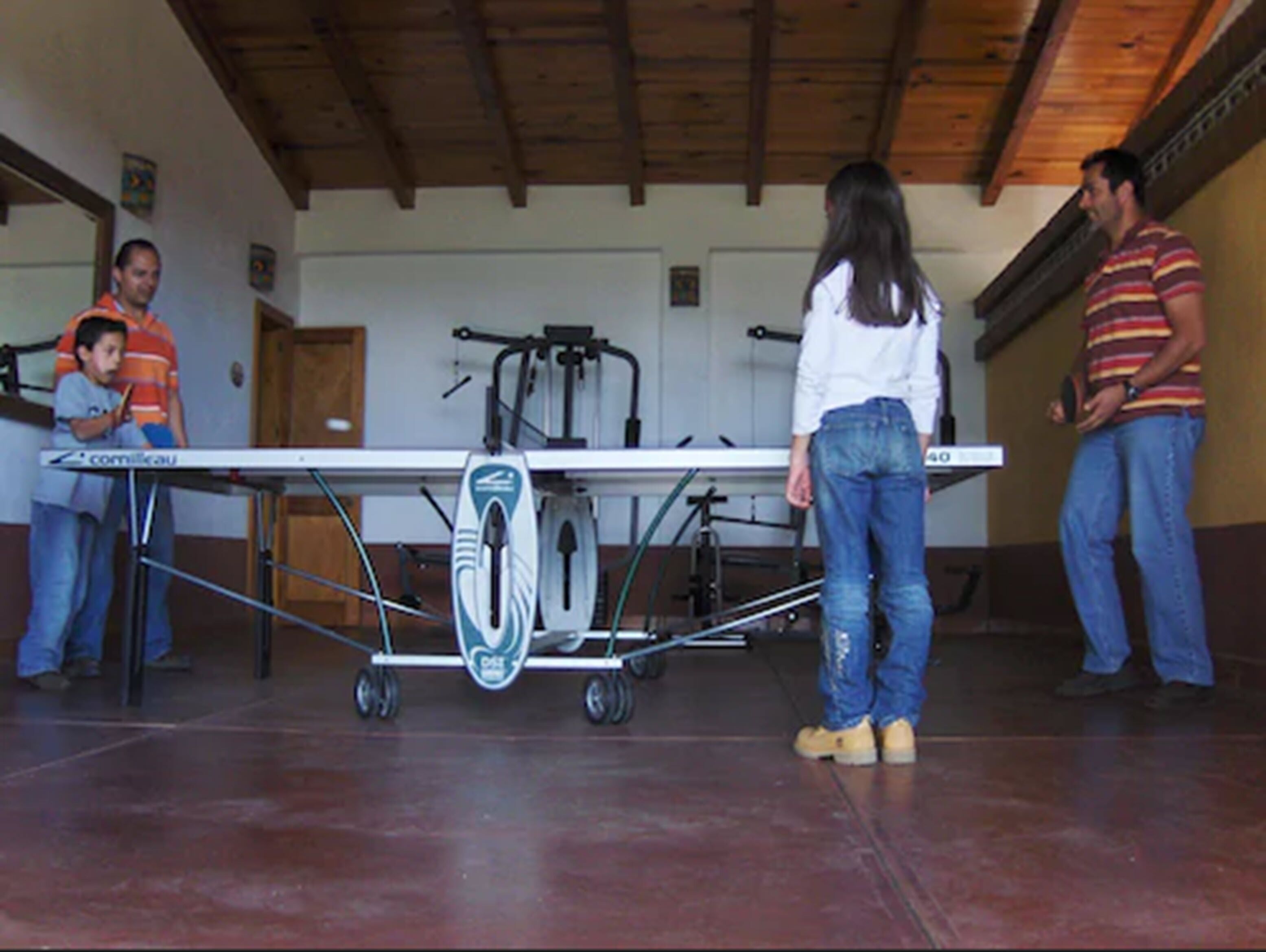 Una habitación con techo de madera y una mesa con un pequeño modelo de avión.