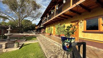 Vista frontal de la propiedad