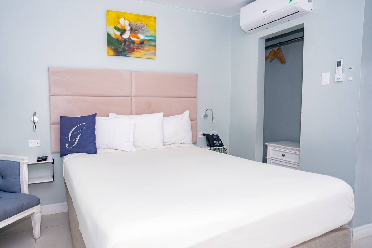 Yhden hengen comfort-huone | Ylelliset vuodevaatteet, Tempur Pedic -patjalliset sängyt, työpöytä