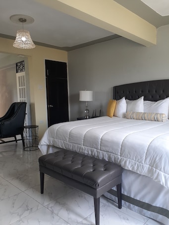 Habitación ejecutiva | Ropa de cama de alta calidad y colchones Tempur-Pedic. Golf View Hotel