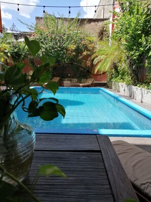 Una piscina al aire libre