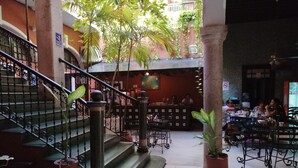 Un patio con escaleras, plantas en macetas y un área de estar al aire libre.