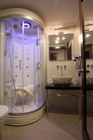 Shower, rainfall showerhead, free toiletries, hair dryer - Burckin Hotel (Istanbul)