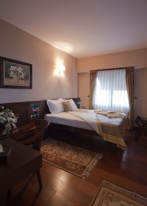 Hypo-allergenic bedding, pillowtop beds, in-room safe, soundproofing - Burckin Hotel (Istanbul)