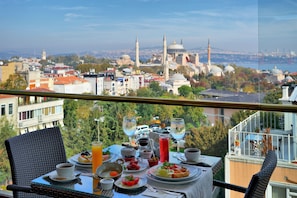 Outdoor dining - Burckin Hotel (Istanbul)