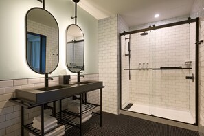 Tina con regadera, amenidades de baño gratuitas, secadora de cabello 