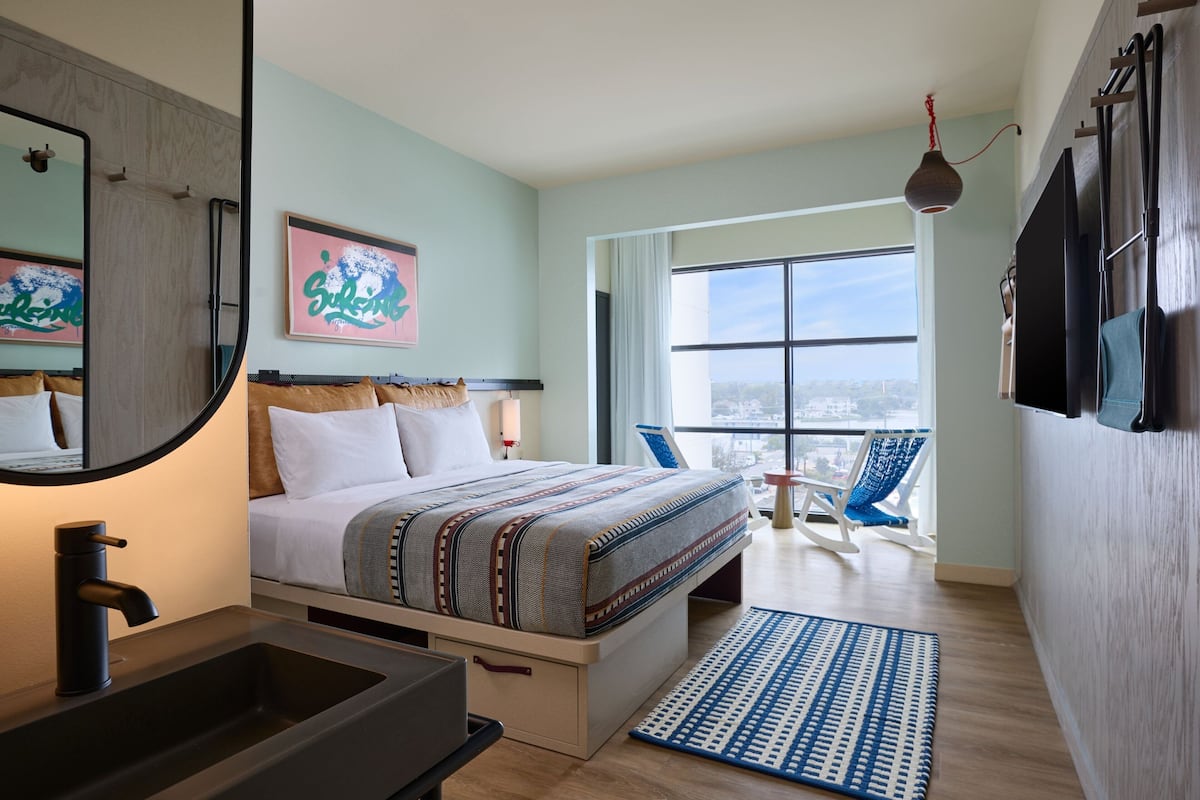 Hypo-allergenic bedding, in-room safe, desk, laptop workspace