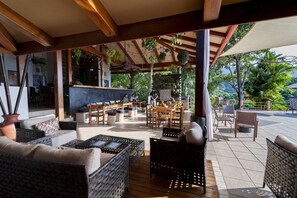 Déjeuner, dîner et souper servis sur place, vue sur la piscine 