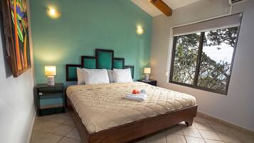 Villa, 2 Bedrooms, One Queen Size Bed. | 2 Schlafzimmer, Zimmersafe, individuell eingerichtet, Reisekinderbett