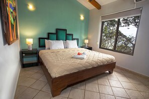 Villa, 2 Bedrooms,  One Queen Size Bed. | Coffre-fort, ameublement unique, lit de bébé portatif