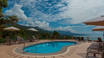 Außenpool, geöffnet von 06:00 Uhr bis 20:00 Uhr, Sonnenschirme