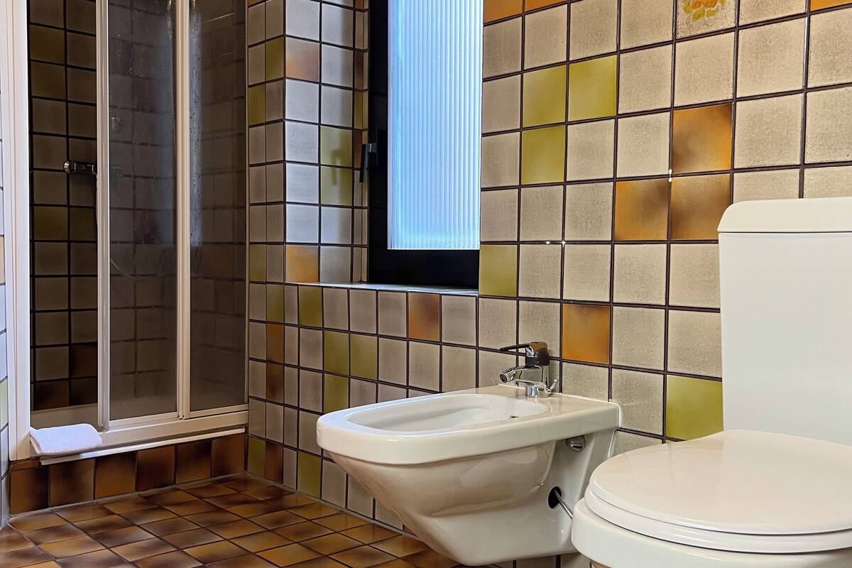 twin room, courtyard terrace | bathroom | shower, free toiletries, hair dryer, towels