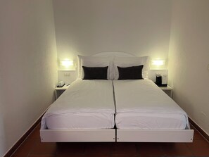Twin Room, Courtyard Terrace | Zimmersafe, Verdunkelungsvorhänge, kostenloses WLAN, Bettwäsche