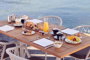 2 restauranter: frokost, lunsj og middag serveres