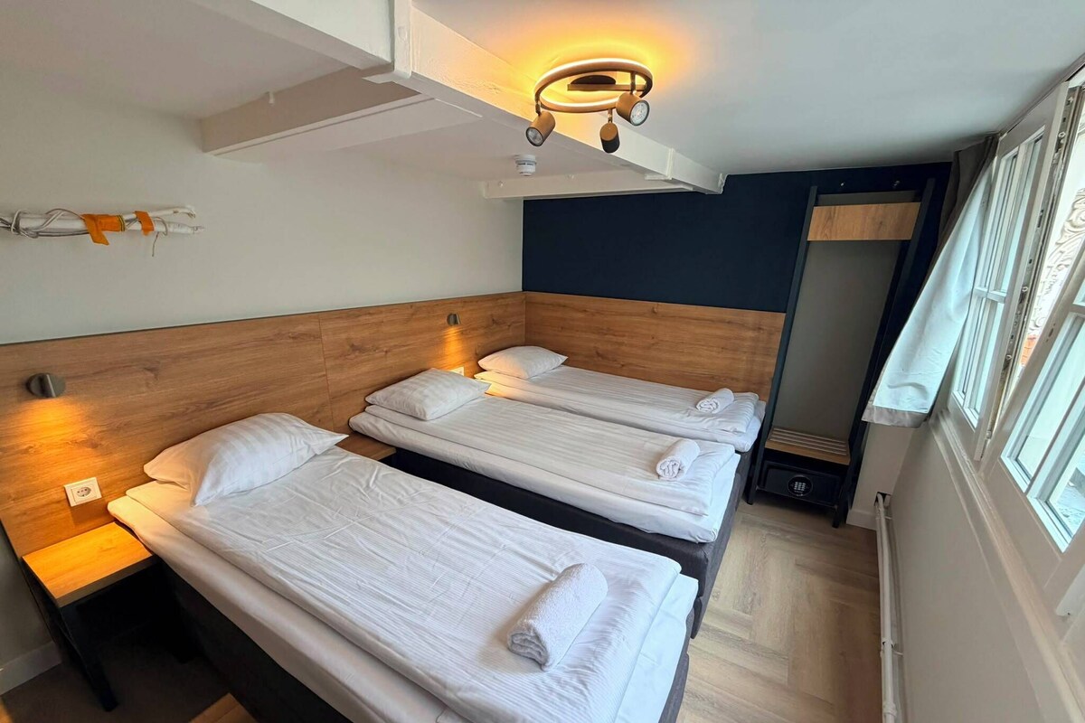 Standaard driepersoonskamer, 3 eenpersoonsbedden, privébadkamer | Een kluis op de kamer, gratis wifi, beddengoed