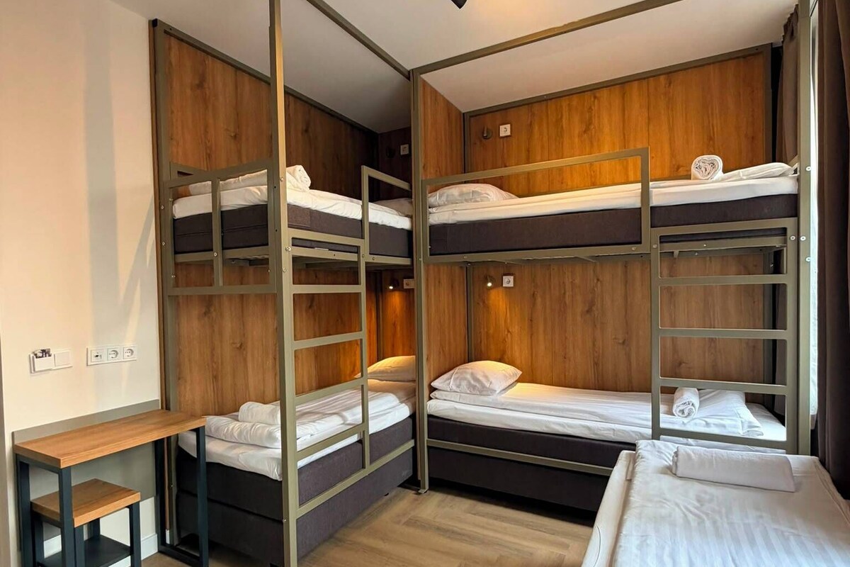 Familiekamer, privébadkamer | Een kluis op de kamer, gratis wifi, beddengoed