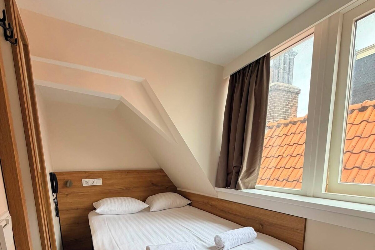Eenvoudige tweepersoonskamer, gemeenschappelijke badkamer | Een kluis op de kamer, gratis wifi, beddengoed