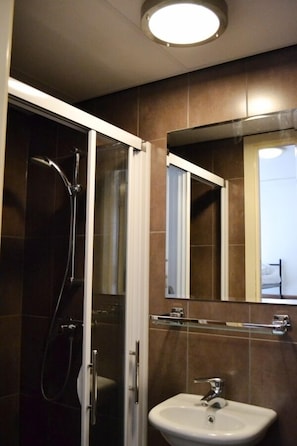 Shower, hair dryer, towels - Hotel Continental Amsterdam (Amsterdam)