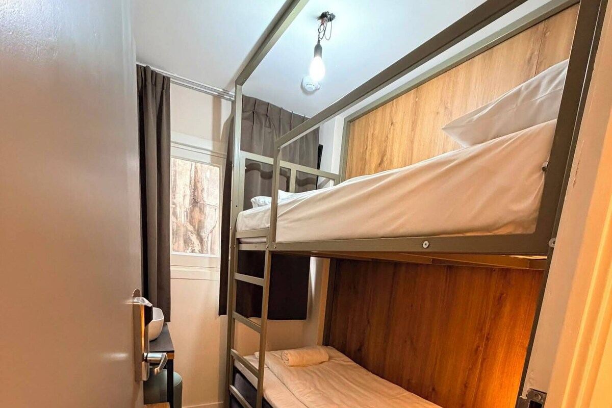 Eenvoudige Twin kamer, gemeenschappelijke badkamer | Een kluis op de kamer, gratis wifi, beddengoed