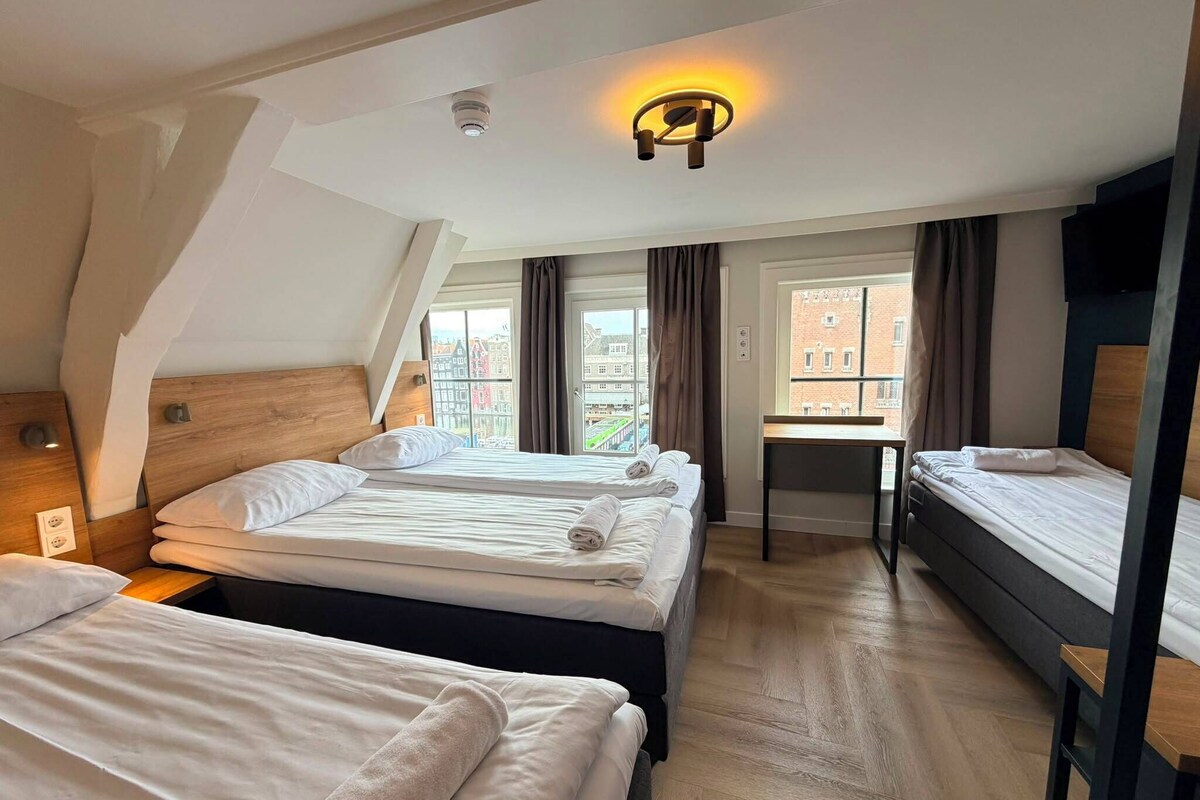 Standaard vierpersoonskamer, privébadkamer | Een kluis op de kamer, gratis wifi, beddengoed