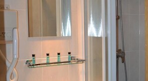 Chambre de base, 1 lit double, salle de bains commune | Salle de bain | Douche, séchoir à cheveux, serviettes fournies