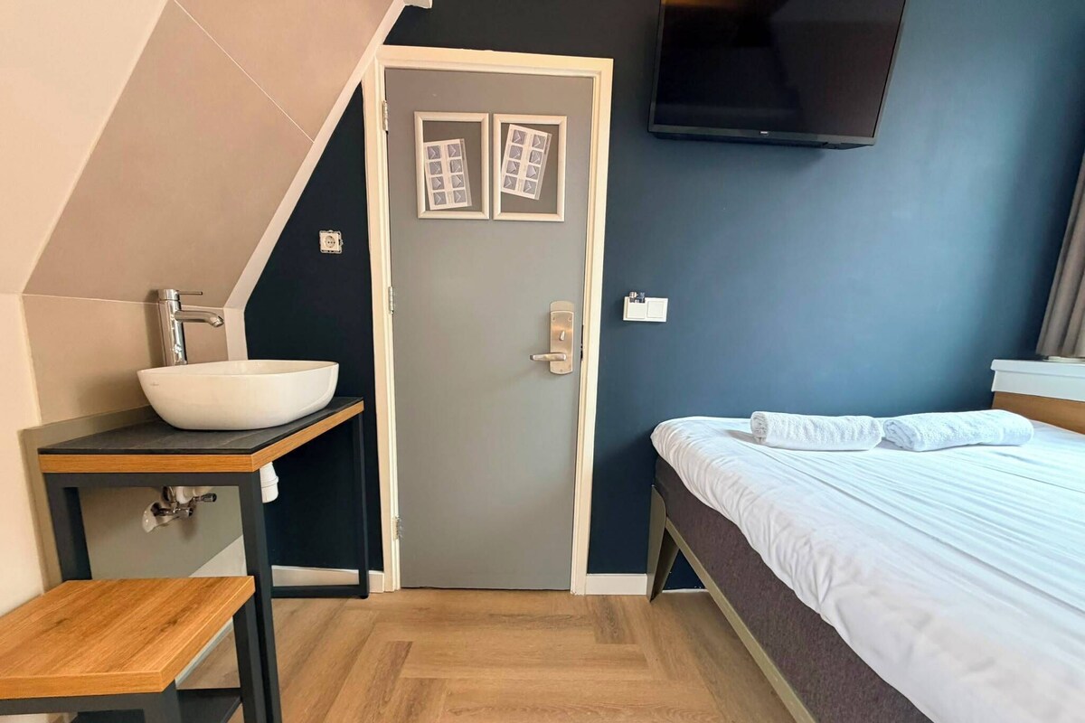 Eenvoudige kamer, 1 tweepersoonsbed, gemeenschappelijke badkamer | Een kluis op de kamer, gratis wifi, beddengoed