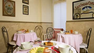 Desayuno continental gratuito y diario