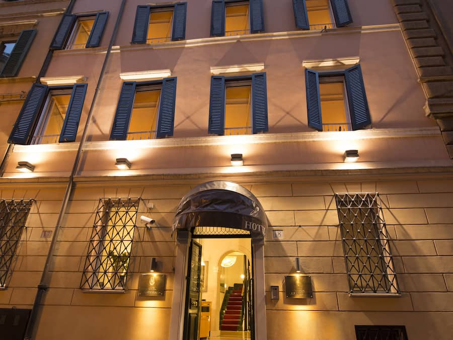 Voorkant accommodatie - avond/nacht