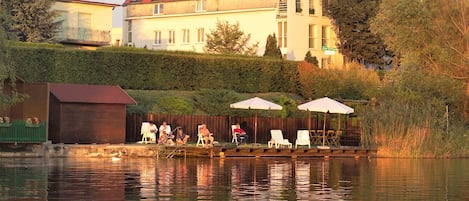 Plage privée à proximité, chaises longues, parasols, serviettes de plage