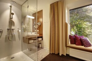 Shower, free toiletries, hair dryer, slippers - Strandhotel Alte Donau (Vienna)