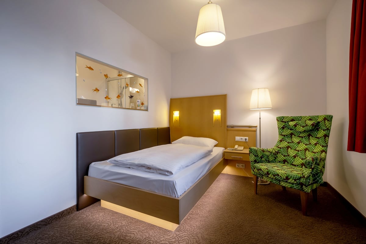 Comfort eenpersoonskamer | Luxe beddengoed, een kluis op de kamer, individueel gemeubileerd